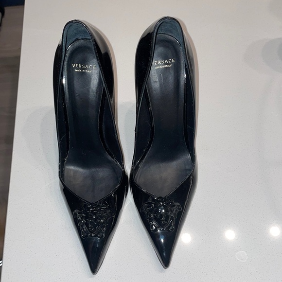 Versace Shoes - Versace black leather pump